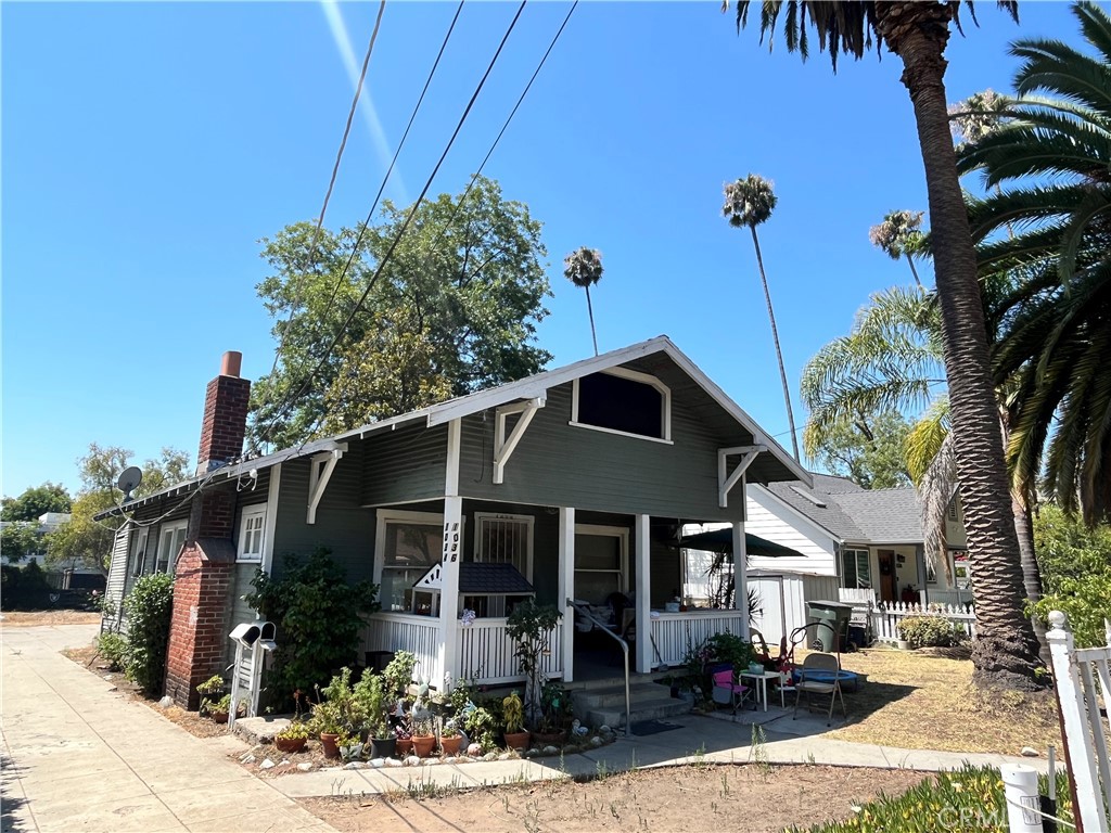 Two detached units on a 9,452 sq ft R3 lot, just steps from Pasadena City College. Front: 2 bed/1 bath with a month-to-month tenant, Rear: 2 bed/1 bath — ready to lease or owner-occupy. Strong rent growth potential. Low price per sq ft, walkable location, and a stable rental market make it ideal for 1031 exchange, buy-and-hold, or development.
1036 front unit 1158 sqft, 1034 back unit 626 sqft, these record were from city.