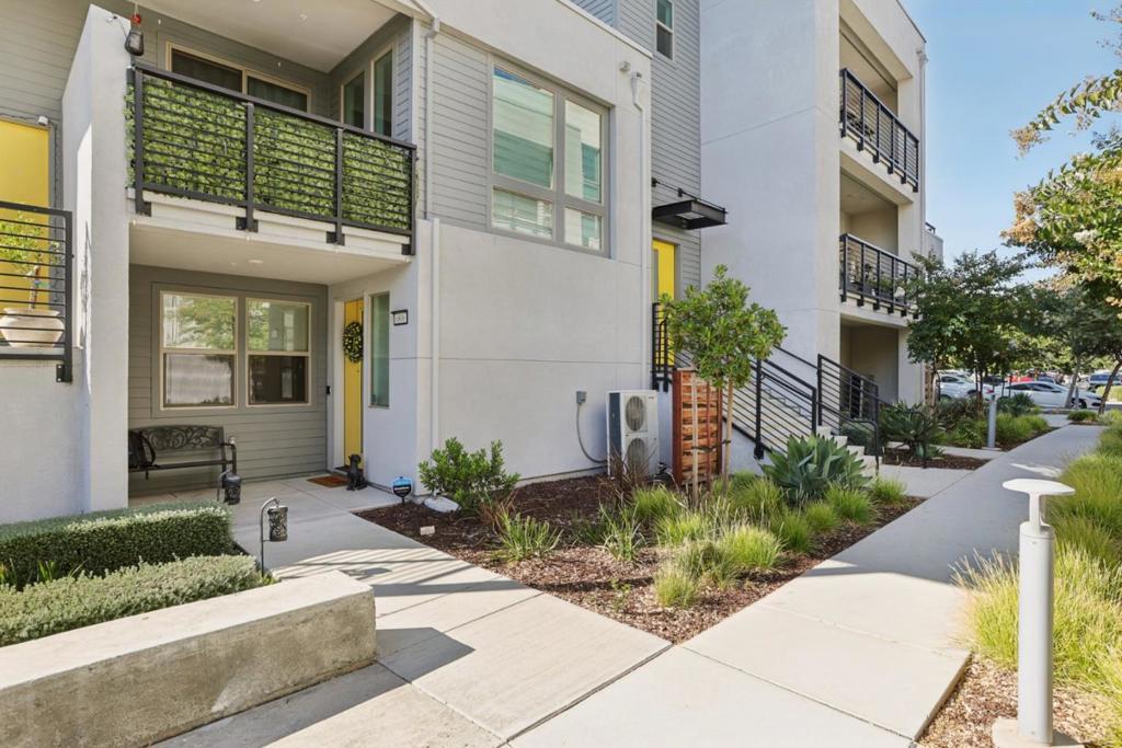 6806 Chroma Court