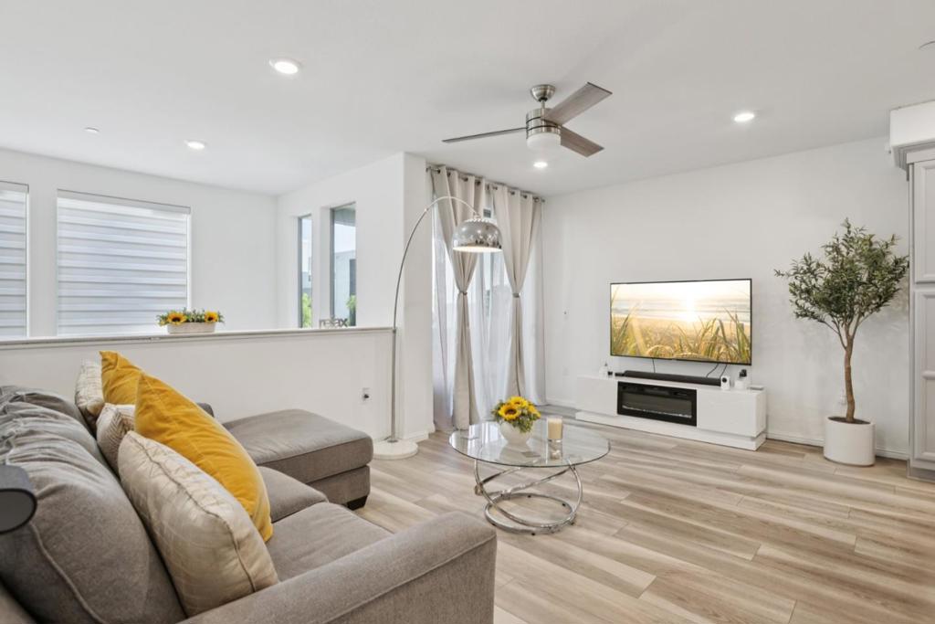 6806 Chroma Court