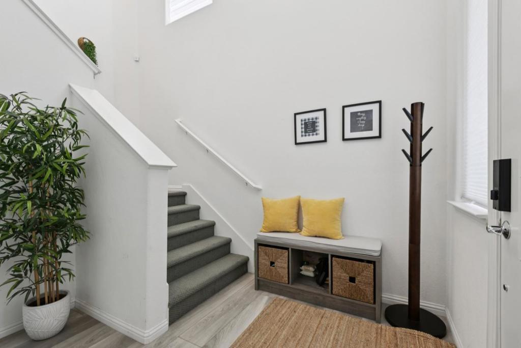 6806 Chroma Court