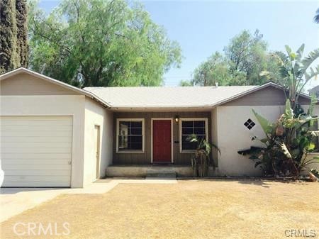 Cute as a button single-family home in a great location of Riverside! Walk to riverside plaza with shops, restaurants, and theaters. This charming two bedroom, one bath home is located in a neighborhood of beautiful historic homes, full of lovely architecture. Huge backyard and front yard along with a one car garage for your vehicle or storage. Don’t wait, this home won’t last long!