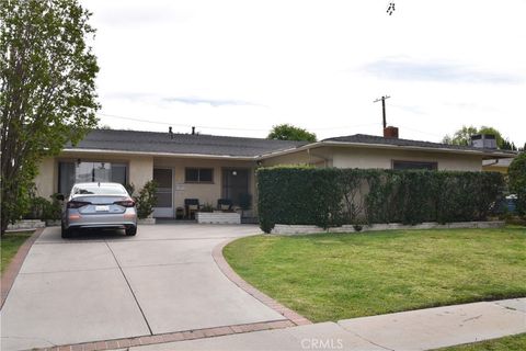 Photo of 24118 Archwood St, West Hills, CA 91307 (MLS # SR26053970)