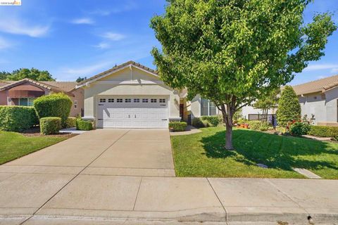 Photo of 481 Coronation Dr Dr, Brentwood, CA 94513 (MLS # 41130476)