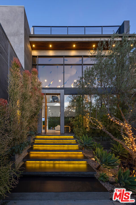 1632 Stradella Road