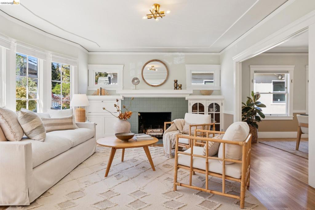 3027 Regent St
