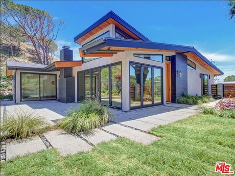 Photo of 3404 Cloudcroft Drive, Malibu, CA 90265 (MLS # 26788455)