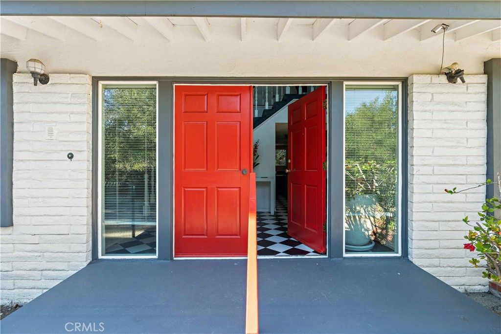 Photo of 11944 Briarvale Lane, Studio City, CA 91604 (MLS # SR25272721)