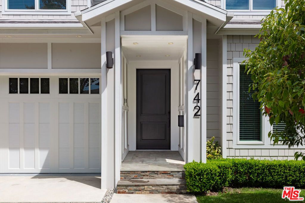 Photo of 742 N Detroit Street, Los Angeles, CA 90046 (MLS # 25581231)