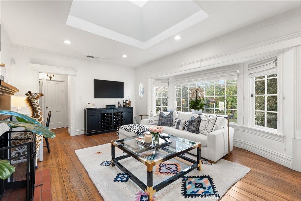 Photo of 5306 Norwich Avenue, Sherman Oaks, CA 91411 (MLS # SR26046301)