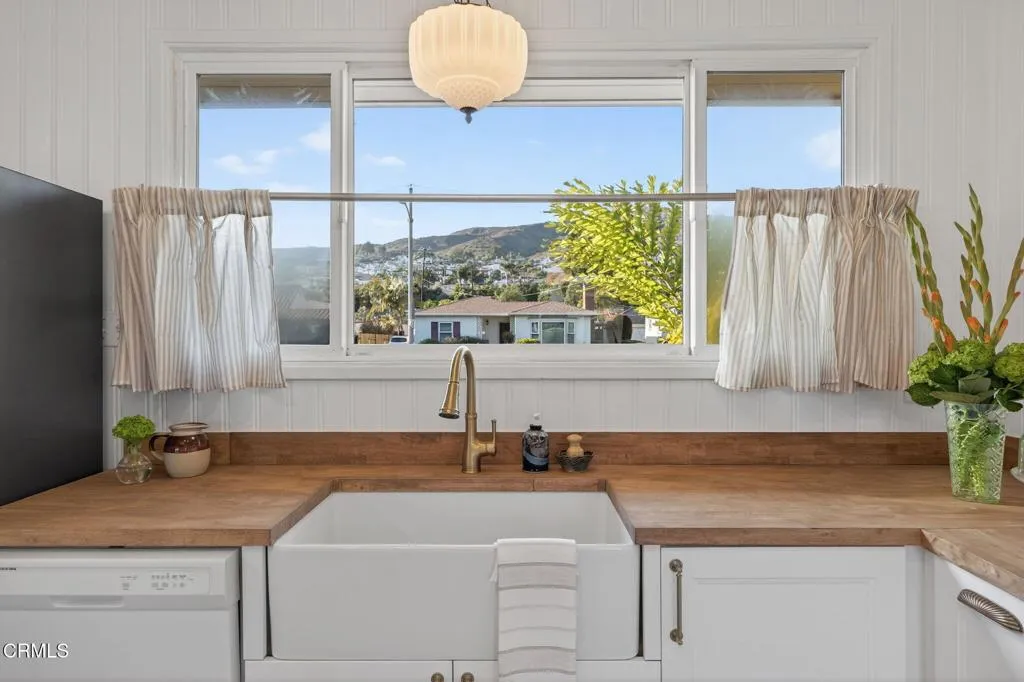 Ventura, California 93003, United States, 3 Bedrooms Bedrooms, ,2 BathroomsBathrooms,Residential,Active,187675