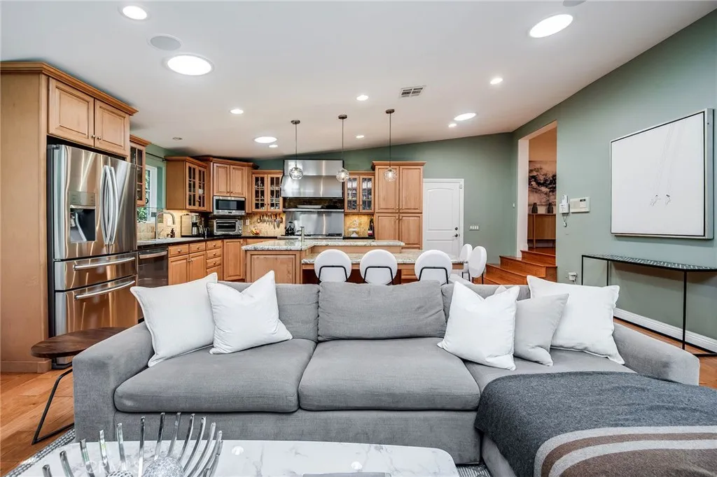 Studio City, California 91602, United States, 5 Bedrooms Bedrooms, ,4 BathroomsBathrooms,Residential,Active,229977