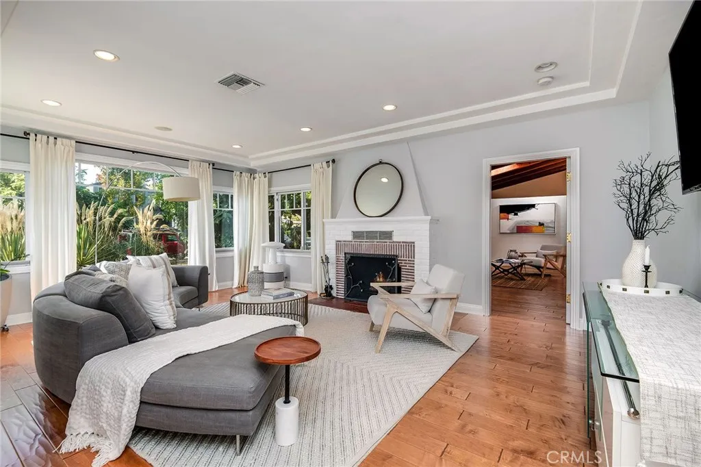 Studio City, California 91602, United States, 5 Bedrooms Bedrooms, ,4 BathroomsBathrooms,Residential,Active,229977
