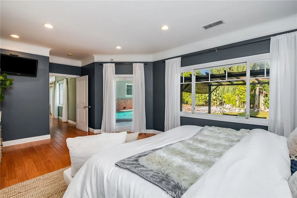 Studio City, California 91602, United States, 5 Bedrooms Bedrooms, ,4 BathroomsBathrooms,Residential,Active,229977