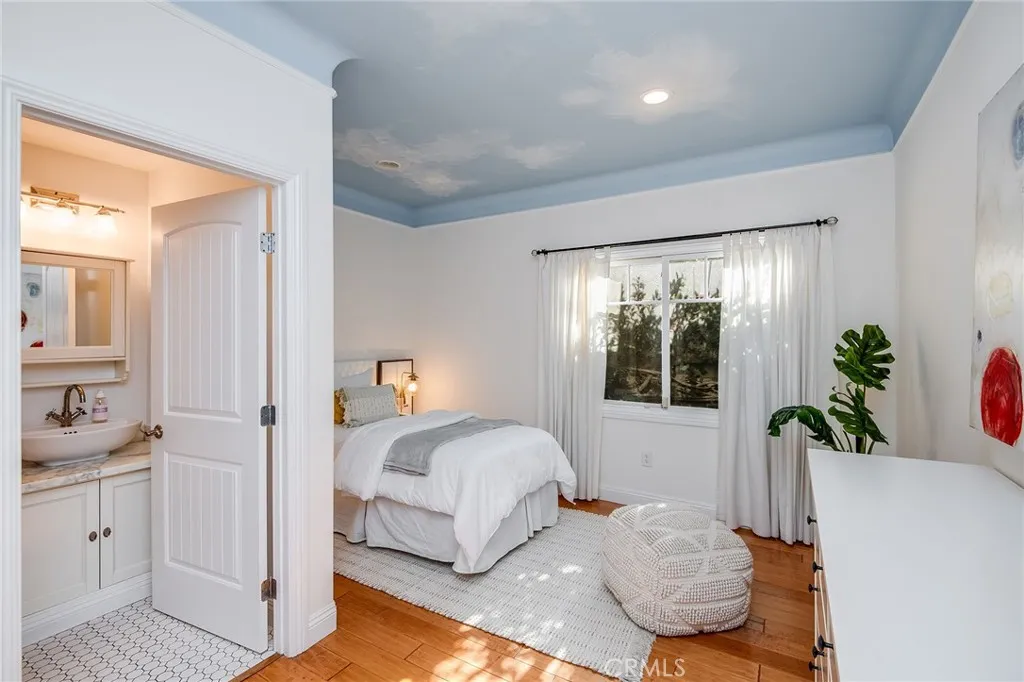 Studio City, California 91602, United States, 5 Bedrooms Bedrooms, ,4 BathroomsBathrooms,Residential,Active,229977