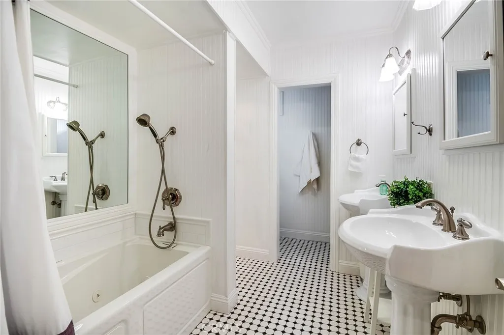 Studio City, California 91602, United States, 5 Bedrooms Bedrooms, ,4 BathroomsBathrooms,Residential,Active,229977