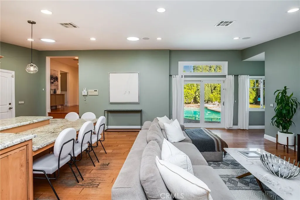 Studio City, California 91602, United States, 5 Bedrooms Bedrooms, ,4 BathroomsBathrooms,Residential,Active,229977