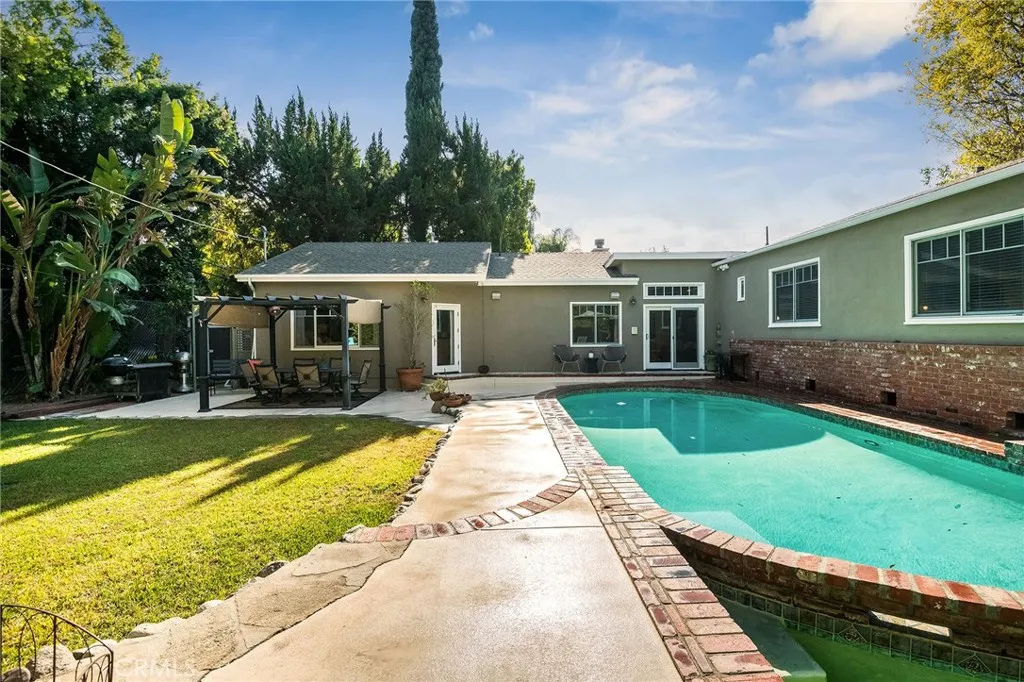 Studio City, California 91602, United States, 5 Bedrooms Bedrooms, ,4 BathroomsBathrooms,Residential,Active,229977