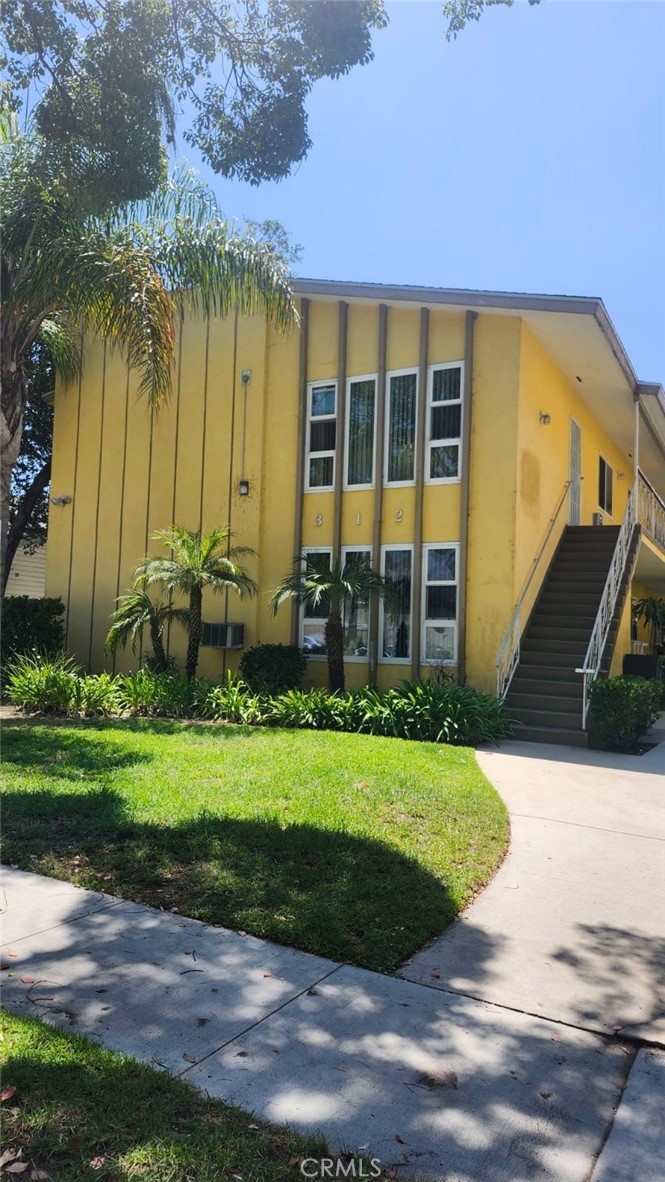 Super nice, clean, remodeled move in condition, large rooms and wall to wall closets, convenient first floor. upgraded kitchen with quartz counter tops and new farmers sink, recessed lightings in kitchen, dining and living room. Hot/cold water and trash is included. tenants pay gas and electricity only.
Newer dual pane vinyl windows , close to markets, transportations entertainments and Americana.