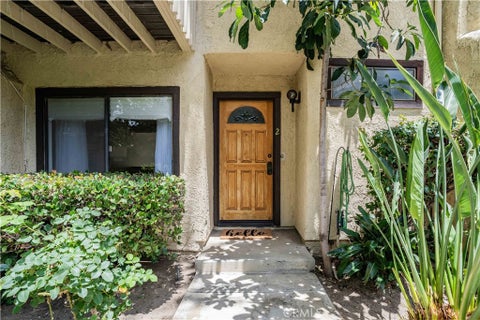 Photo of 6746 Encino Avenue #2, Lake Balboa, CA 91406 (MLS # SR26209813)