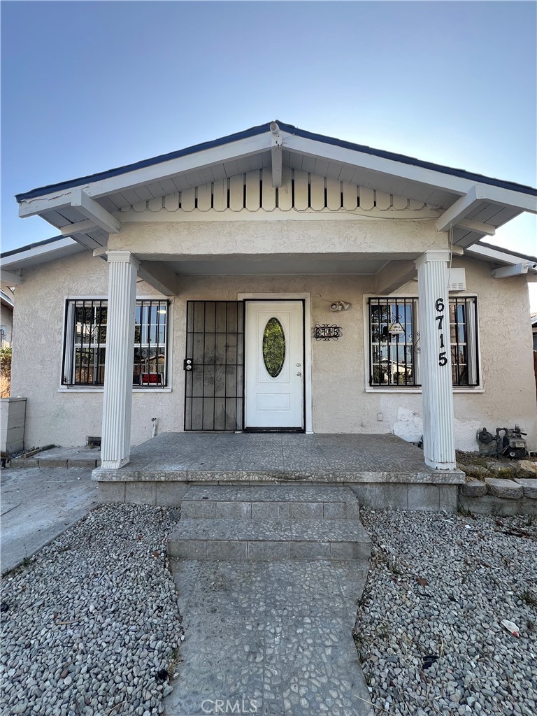 Fully remodeled 2-bedroom, 1-bathroom front unit in Los Angeles with 1,040 sq. ft. of living space. Features include new flooring, updated cabinets, and a brand-new shower. Shared backyard space. Located just 10 minutes from SoFi Stadium. Situated in a highly desirable area of Los Angeles, this home provides easy access to major freeways including the 105, 110, and 405, making commutes convenient. It is also close to a variety of shopping, dining, and entertainment options, as well as public transportation. The proximity to SoFi Stadium, Hollywood Park, The Forum, and LAX adds to the location. Schedule a showing today!