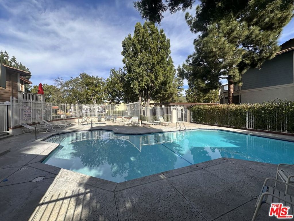 Photo of 2486 Pleasant Way #H, Thousand Oaks, CA 91362 (MLS # 26644075)