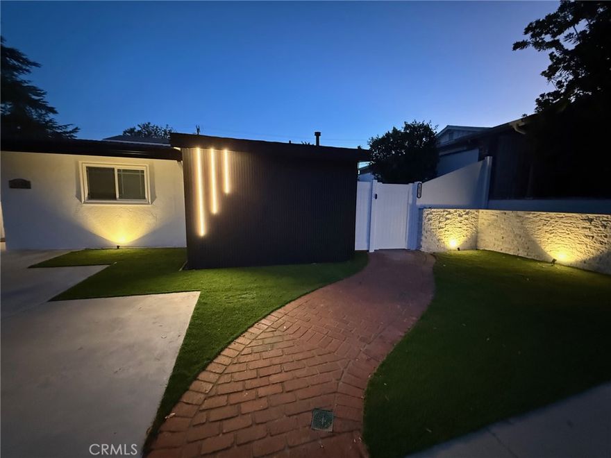 Newely Rennovated 3bed/2 bath in a highly sought after neighborhood in Woodland Hills.Huge Backyard !  EV chargers can be added. Great for hosting and entertaining.
No garage but pleanty of parking on the street. Can be rented furnished or unfurnished.
Call or text Kyle to tour.