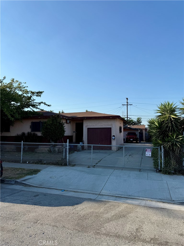 Fantastic Investor Opportunity! This triplex, just 8 miles from LAX, includes a converted garage for added rental potential. The property offers three income-producing units plus an additional occupant in the converted garage. Located in a prime area near SoFi Stadium, Intuit Dome, Kia Forum, YouTube Theater, and major freeways (105/110/405) with easy access to entertainment and public transit. All tenants will remain with the sale.
Zoning for the property is LCR320U
Front Unit: 2 bedrooms, 1 bath
Unit 2: 1 bedroom, 1 bath
Unit 3: 1 bedroom, 1 bath