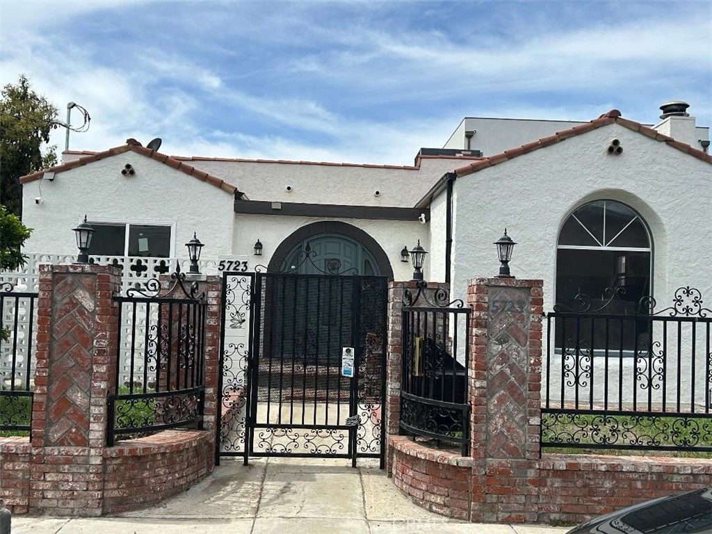 Photo of 5723 Ensign Ave, North Hollywood, CA 91601 (MLS # SR26071883)