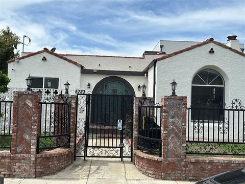 Photo of 5723 Ensign Ave, North Hollywood, CA 91601 (MLS # SR26071883)