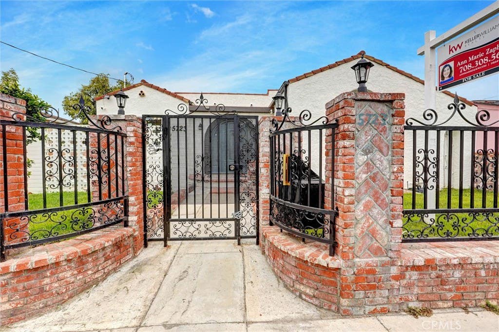 Photo of 5723 Ensign Ave, North Hollywood, CA 91601 (MLS # SR26071883)