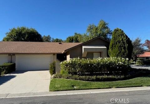 Photo of 26265 Rainbow Glen Dr, Newhall, CA 91321 (MLS # SR25221312)