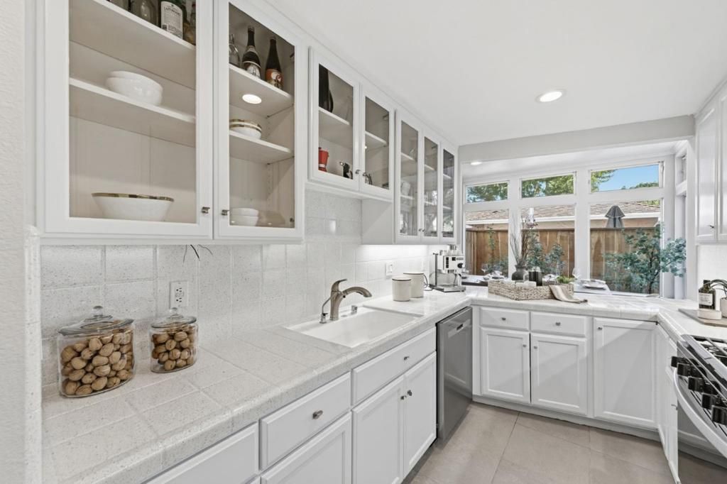 Photo of 1962 Menalto Ave #B, Menlo Park, CA 94025 (MLS # ML82025240)