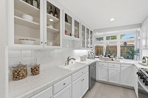 Photo of 1962 Menalto Ave #B, Menlo Park, CA 94025 (MLS # ML82025240)