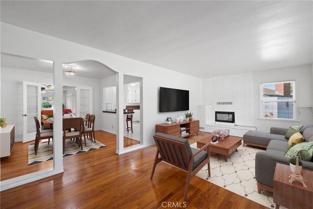 3413 La Cresta Drive