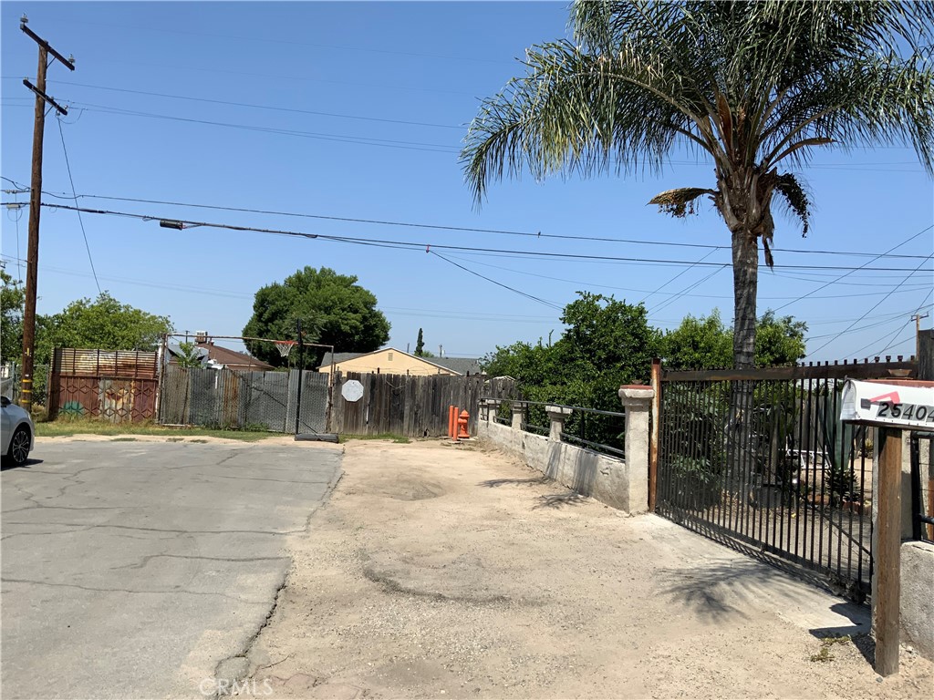 Investors, this lot have a lot a potencial!it offer an entrance for Flamingo rd and entrance on paloma road. City say they can build two houses or four units . Electricity, water,and drainage are nearby. Land sale. As is.