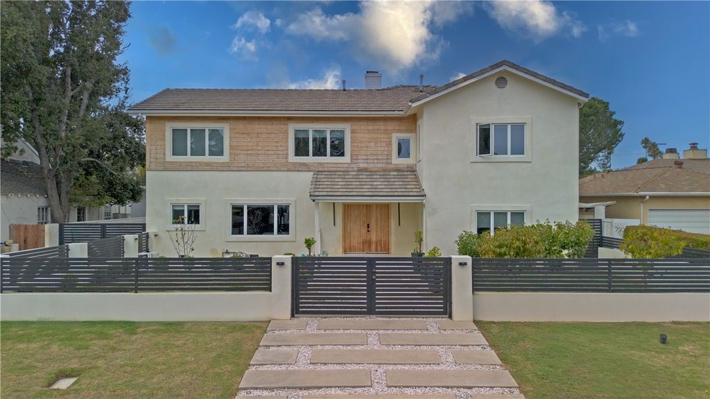 Photo of 5439 Gentry Avenue, Valley Village, CA 91607 (MLS # SR25258332)