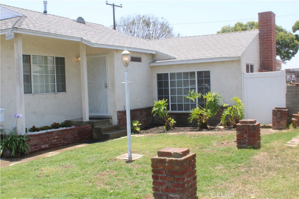 THIS A PROPERTY HAS BEEN REMODELED. IT IS FREE OF TENANTS. NO NEED TO WAIT . BRING ALL OF YOUR PICKY BUYERS.
Thers iS a garage thaT might be used as a dwelling unit but the buyers should cheeck with city.