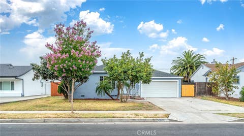 Photo of 903 N Broadacres AVE, Compton, CA 90220 (MLS # WS26117182)