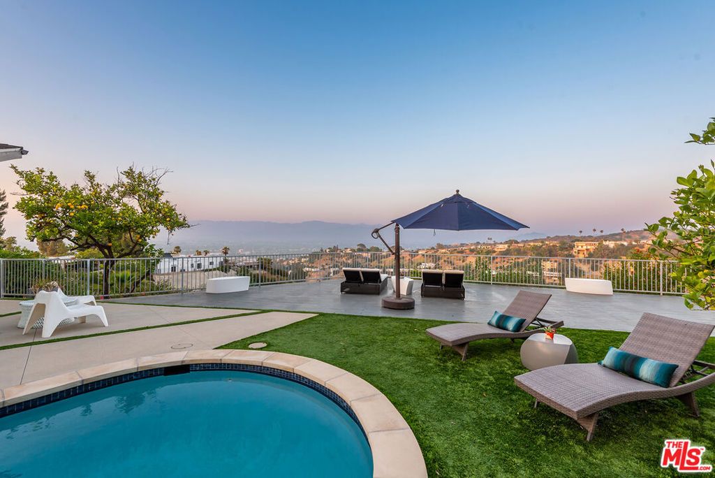 Photo of 14652 Deervale Place, Sherman Oaks, CA 91403 (MLS # 25616025)