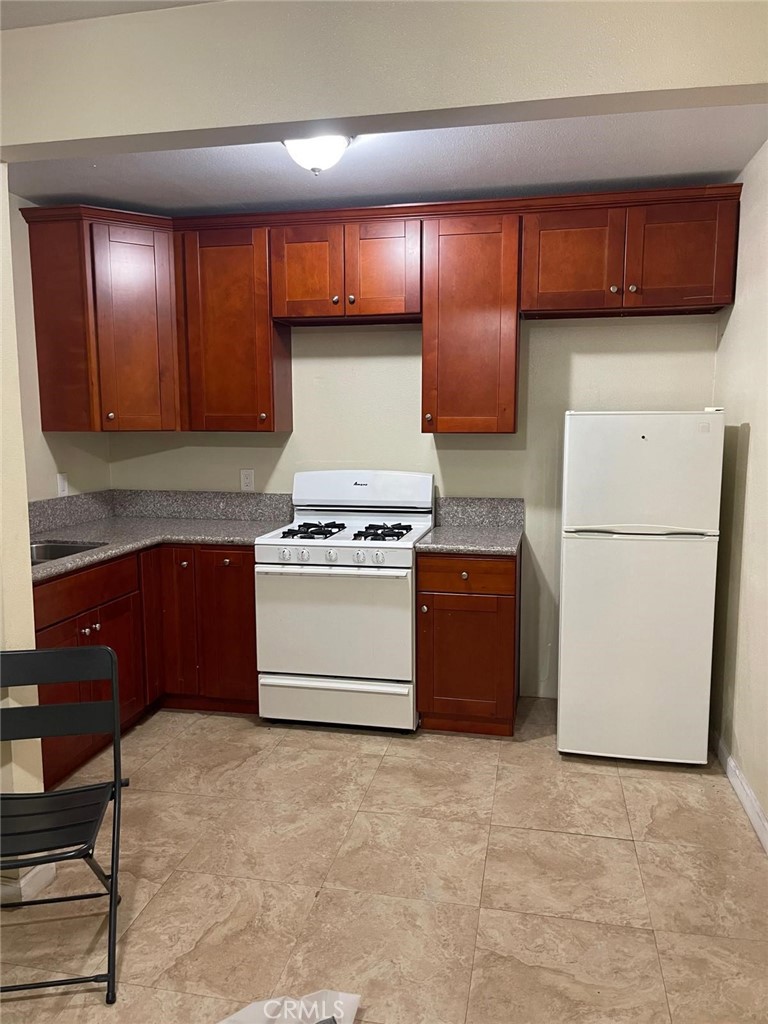 This incredible duplex in a great neighborhood in Los Angeles is perfect for an investor or owner who can live in one unit and rent out the other. Fully renovated in 2023. Just 20 minutes from the University of Southern California (USC) and 35 minutes from the University of California, Los Angeles (UCLA)! Make your Southern California dream a reality in this wonderful home!