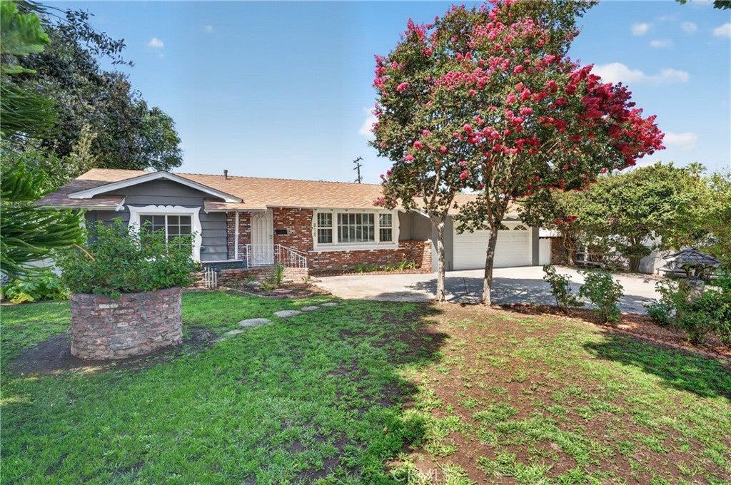810 W Durness