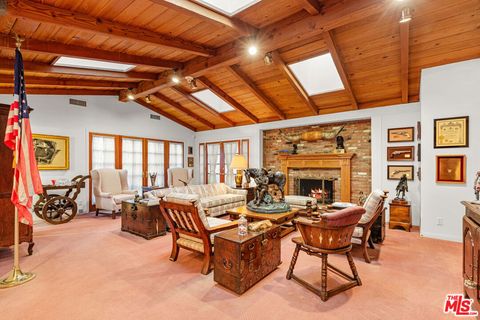 Photo of 4383 Colfax Avenue, Studio City, CA 91604 (MLS # 25626929)