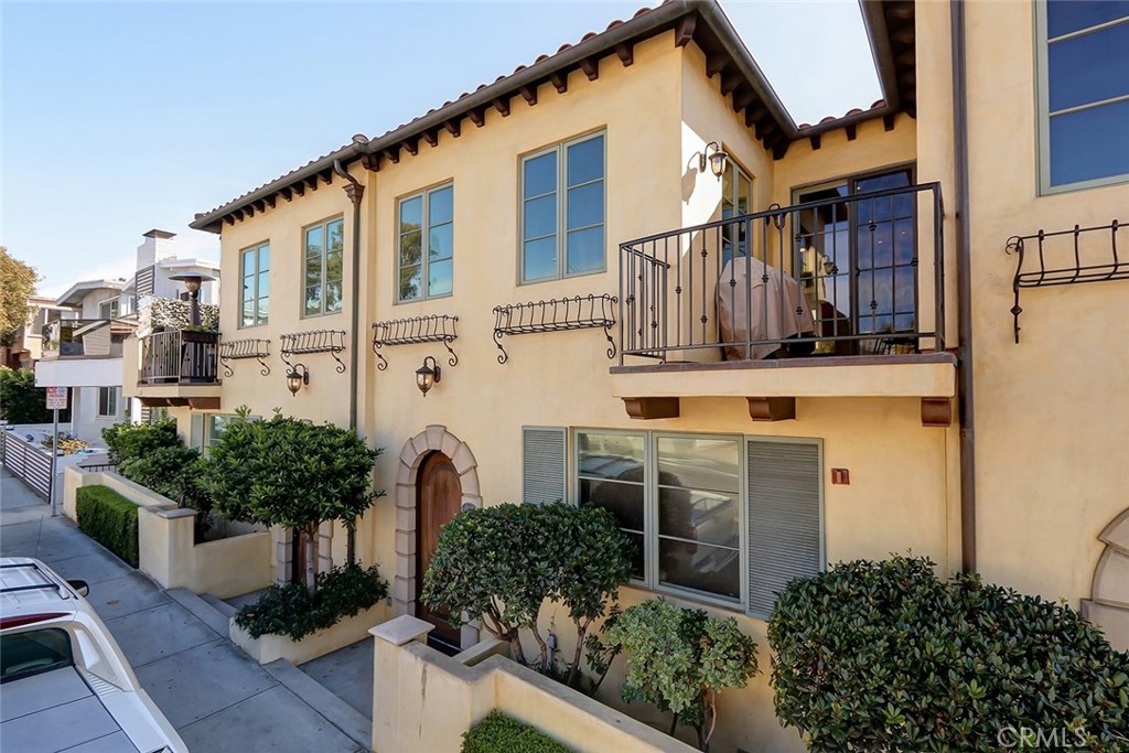 514 Manhattan Beach Boulevard