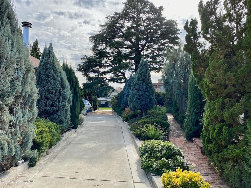 Tranquail oasis in the center of city life, 7 single level bungalows on a landscaped 15,000+ sqft lot, conveneint to all stores, restaurants, and gym, quiet complex, wood floors, upgraded kitchen/bath with character and charm, front patio and backyard, one assigned parking space, washer hookup in kitchen, move-in condition.