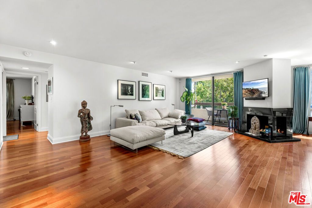 Photo of 851 N Kings Road #102, West Hollywood, CA 90069 (MLS # 25571531)