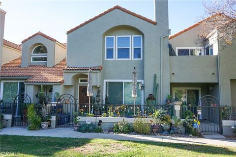 Photo of 22350 Heritage Pass, Chatsworth, CA 91311 (MLS # SR25268561)