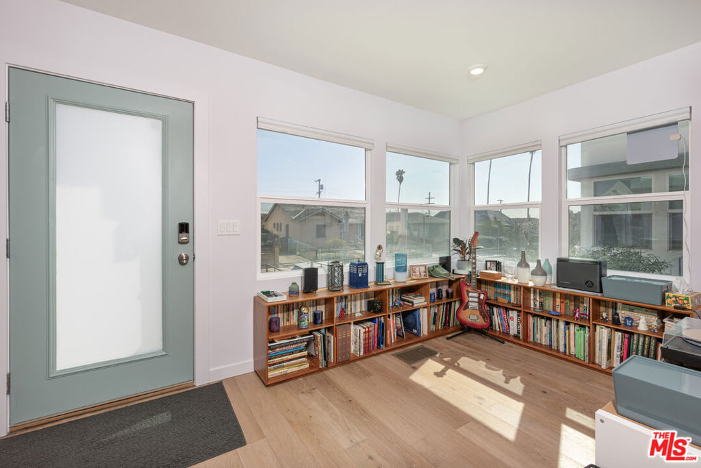 1005 N Alexandria Avenue