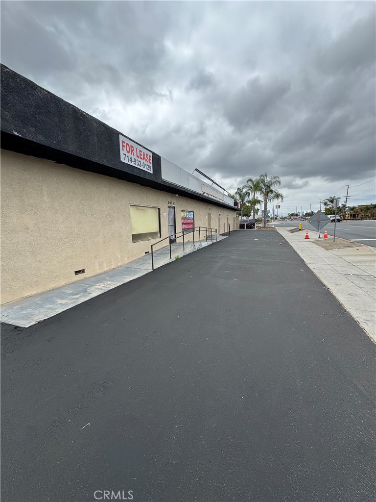 Desirable Beach Blvd, near major attractions such as Disneyland, and Knott's Berry Farm. Perfect space for a office or studio or even a podcast studio. Ask about our move in special!