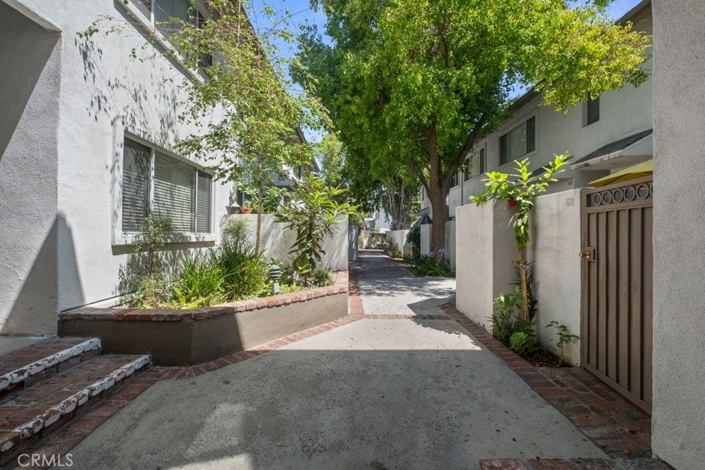 Photo of 18619 Collins ST #F30, Tarzana, CA 91356 (MLS # SR26117290)