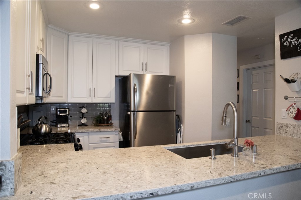 Welcome to the White Oak community in the City of Lake Forest and enjoy this lower level 1 bedroom 1 bath Condo, ideal for the First time Home Buyer or Investor. Boasting a generously sized patio surrounded by abundant greenery, this unit is also right around the corner from the community pool and jacuzzi. Located within walking distance to Sycamore Plaza, coffee shops, restaurants, grocery stores, and multiple parks. Disneyland is a 30-minute drive away, and the beach is also 30 minutes away, just in the other direction.
Quartz counter tops, recessed lighting, wood laminate floors, AC system, and all major appliances are included; this charming condo is in turnkey condition. One assigned cover parking and one parking permit for use in any of the ample parking spaces.
!!!!!!!!!!!!!!!!!!!!!!!!!!!!!!!!!!Don’t wait to make an offer!!!!!!!!!!!!!!!!!!!!!!!!!!!